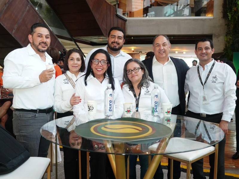 El equipo de Espresso Americano celebró con bastante entusiasmo el lanzamiento de la app Espresso Rewards, que traerá muchos beneficios a sus clientes.