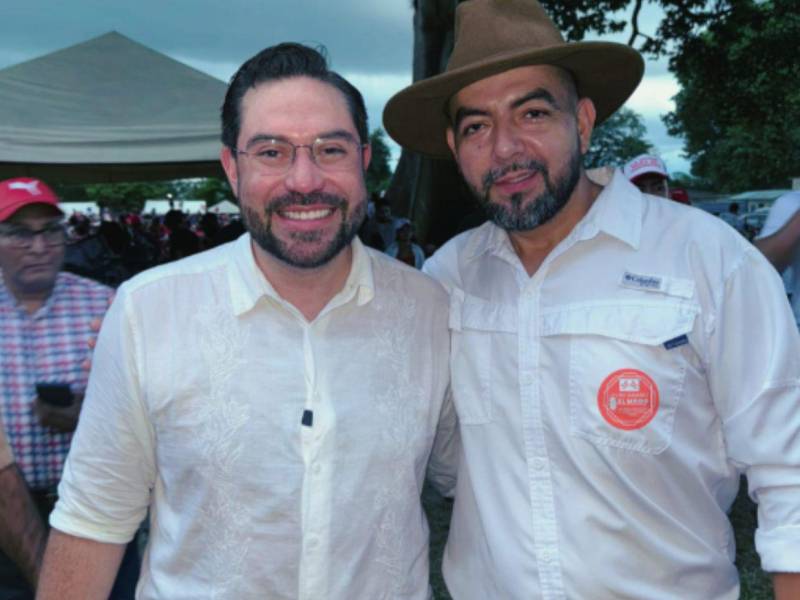 En la imagen aparece a la izquierda el precandidato presidencial Jorge Cálix, junto a Javier Ramírez, precandidato a alcalde por su movimiento político en Morazán, Yoro.