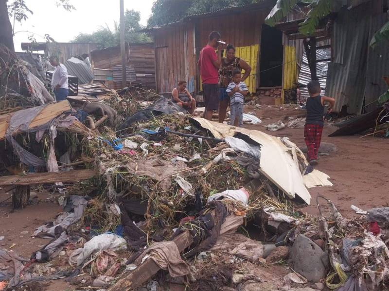 Un ambiente de completa desolación viven los pobladores de un sector de la colonia Las Brisas tras las crecida del Río Choluteca.