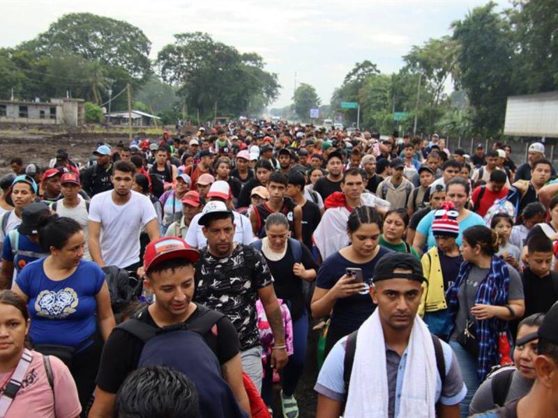 Migrantes caminan en caravana este domingo en el municipio de Tapachula en el estado de Chiapas, México.