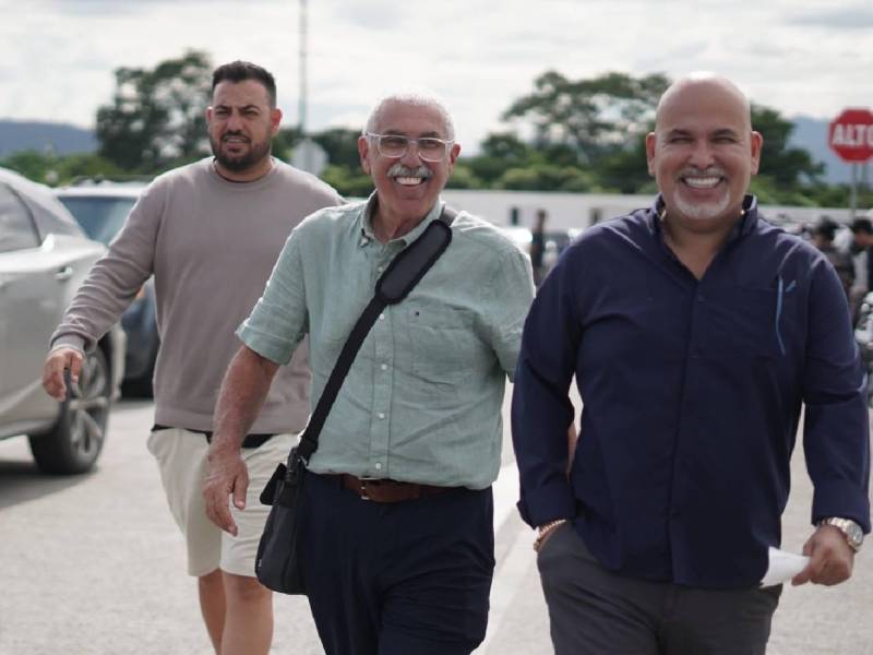 Manolo acompañado por directivos del Marathón en el aeropuerto Ramón Villeda Morales.