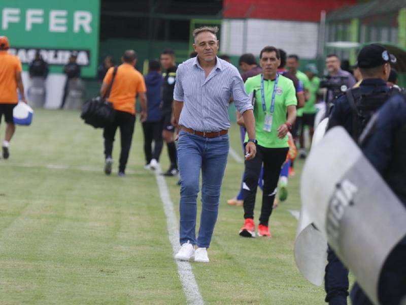 El entrenador salió molesto con la afición.