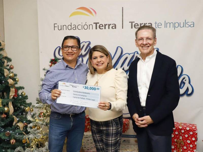 Representante de Distribuidora Hondureña recibe L30,000 de capital de trabajo, fortaleciendo su capacidad para cumplir con nuevos acuerdos comerciales.