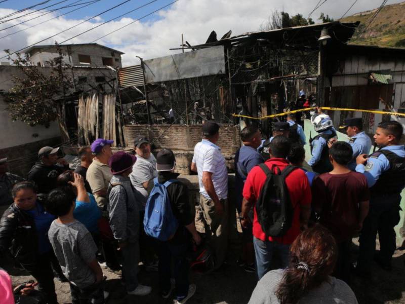 Al menos 250 puestos resultaron afectados por el incendio en el mercado Las Américas.