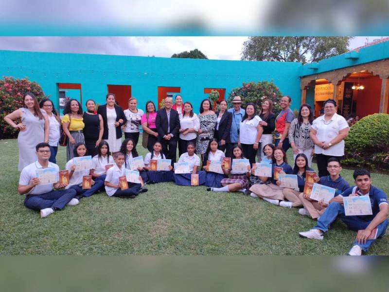 Jóvenes de Comayagua participan en XI concurso de declamación de poesía “Rosalba Mejía”