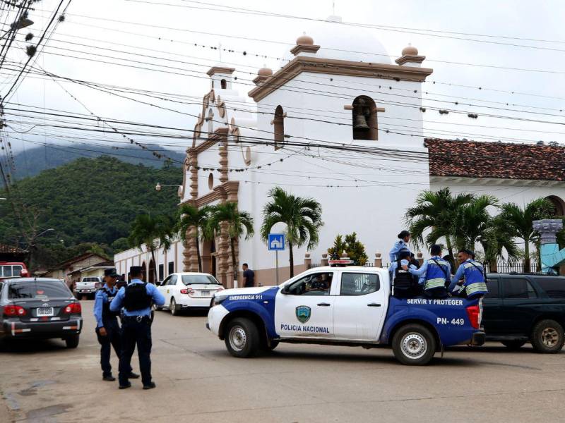 Frente a la iglesia San Francisco de Asís, donde se interceptó a los hombres armados, siempre hay vigilancias policial.