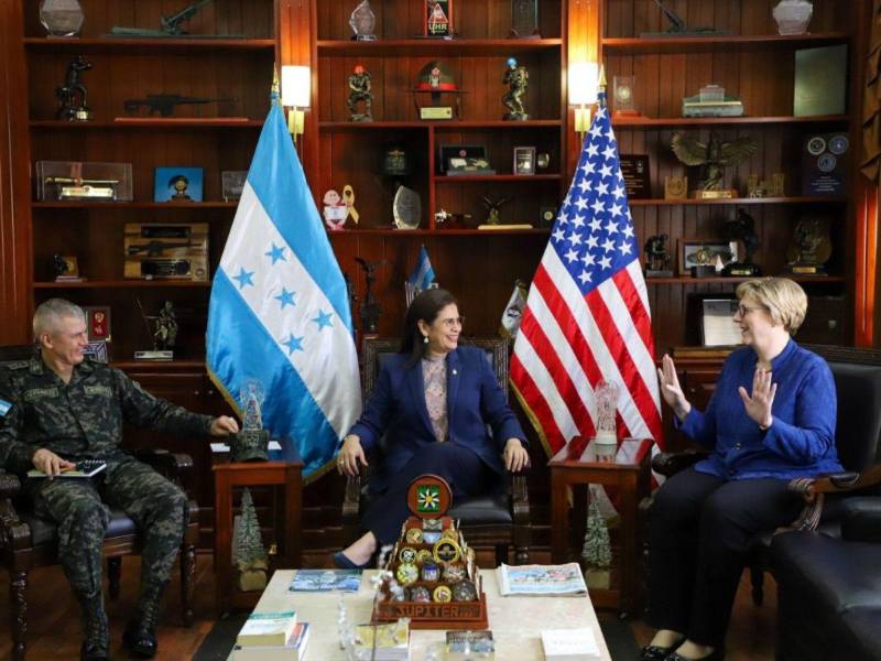 La embajadora de los Estados Unidos en Honduras, Laura Dogu (derecha) se reunió con la ministra de Defensa, Rixi Moncada Godoy y le acompañó el Jefe del Estado Mayor Conjunto de las Fuerzas Armadas, general Roosevelt Hernández, donde abordaron diversos temas.