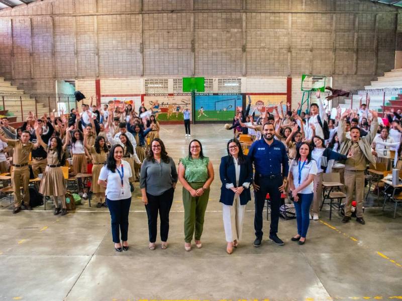 Estudiantes utilizando internet en un centro educativo beneficiado por la conectividad de Tigo Comunidades.