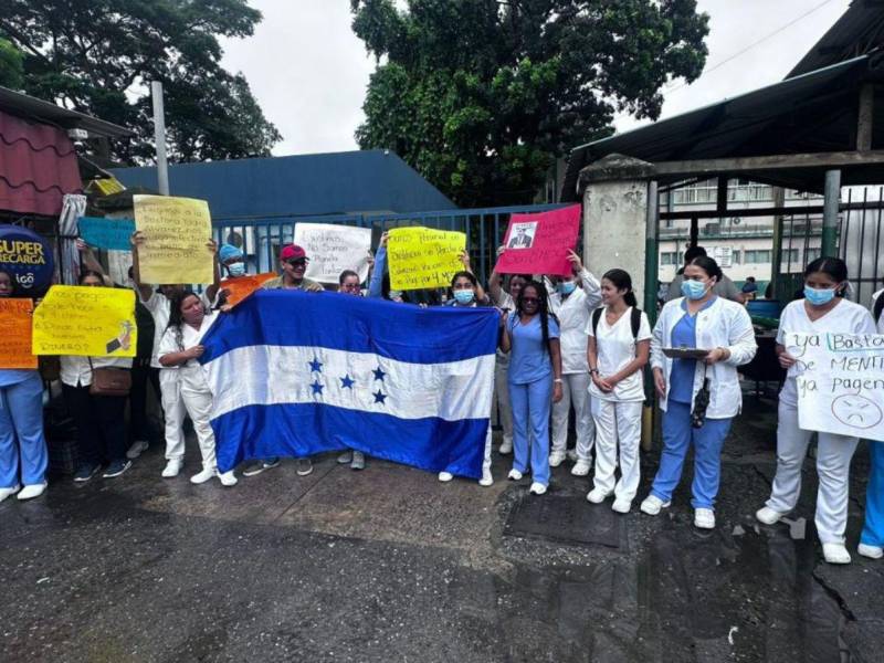 Personal médico del IHSS en San Pedro Sula protesta exigiendo el pago de salarios atrasados, acumulando ya ocho meses sin recibir remuneración.