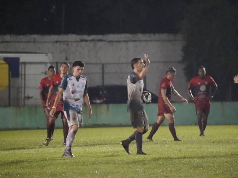 Erick Puerto marca el tercer gol para “Los Tiburones” para mantener con vida a su equipo.