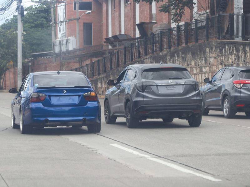 Miles de vehículos circulan sin placa, lo que genera inseguridad a los demás conductores, ya que no hay una forma segura para denunciar algún incidente.