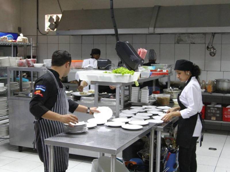 Las visas H-2B son para trabajadores temporales no agrícolas, es decir, que están enfocadas en sectores como cocina, hoteles, restaurantes, jardinería, entre otros.