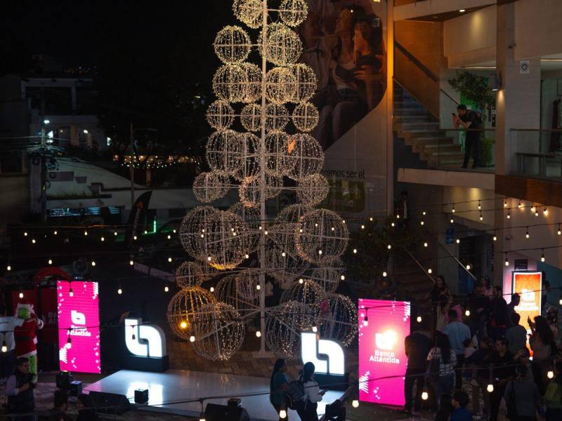 Banco Atlántida celebra el encendido del árbol navideño en La Galería, Tegucigalpa