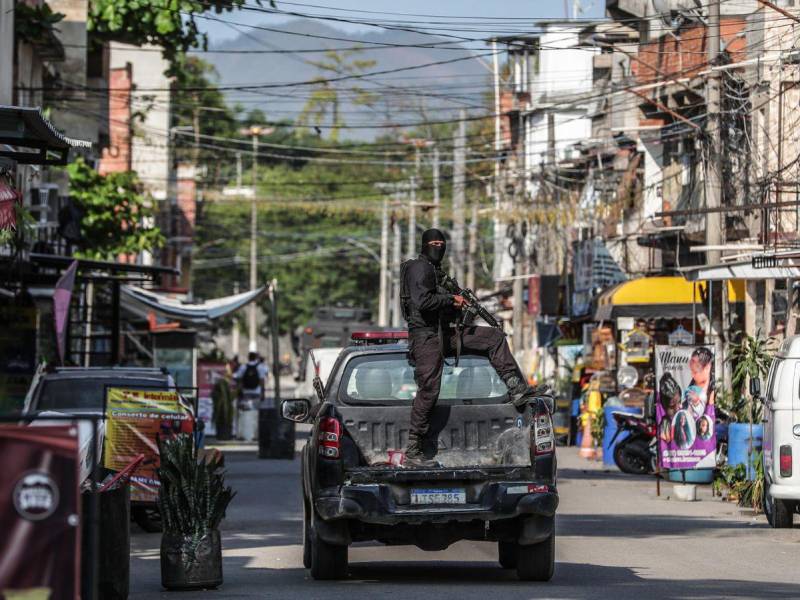 Enfrentamiento entre policías y narcos deja tres muertos y tres heridos en Río de Janeiro