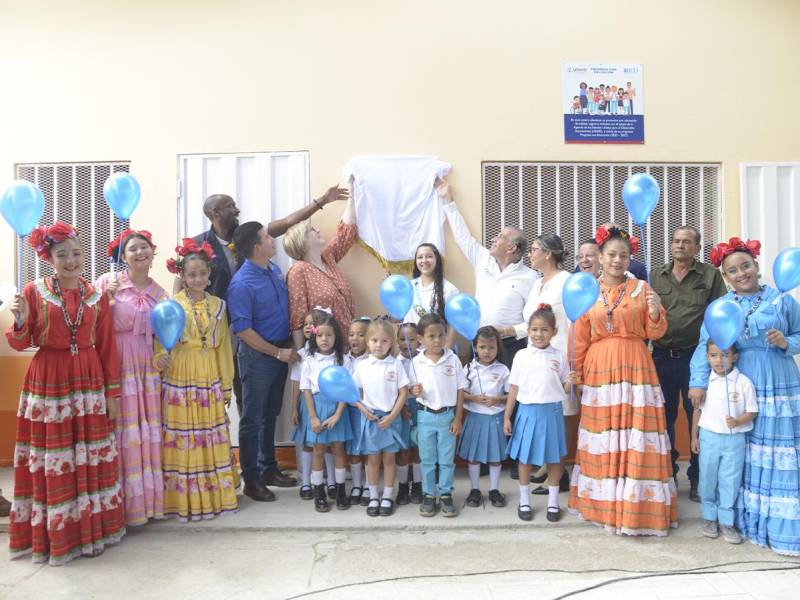 Estudiantes del Centro de Educación Básica Armando Montes celebran la inauguración de su escuela remodelada en Juticalpa, Olancho.