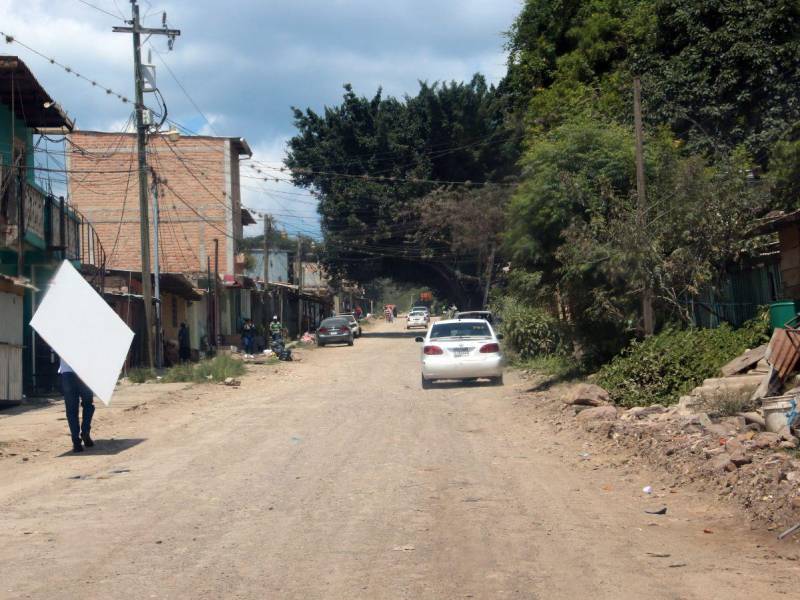 En la carretera hay tramos de terracería y pavimentados.