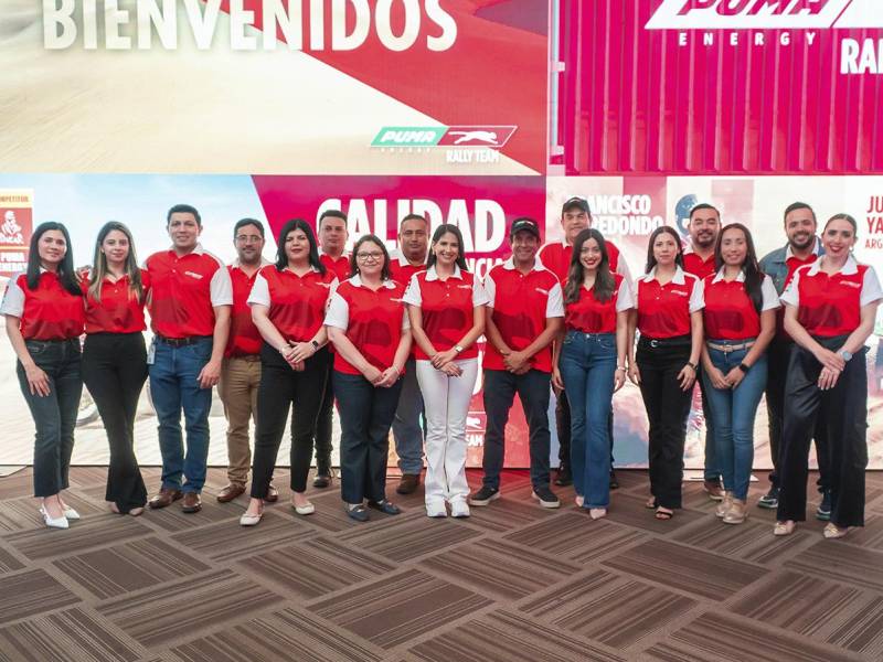 Colaboradores de Puma Energy mostrando su entusiasmo y apoyo al Puma Rally Team.