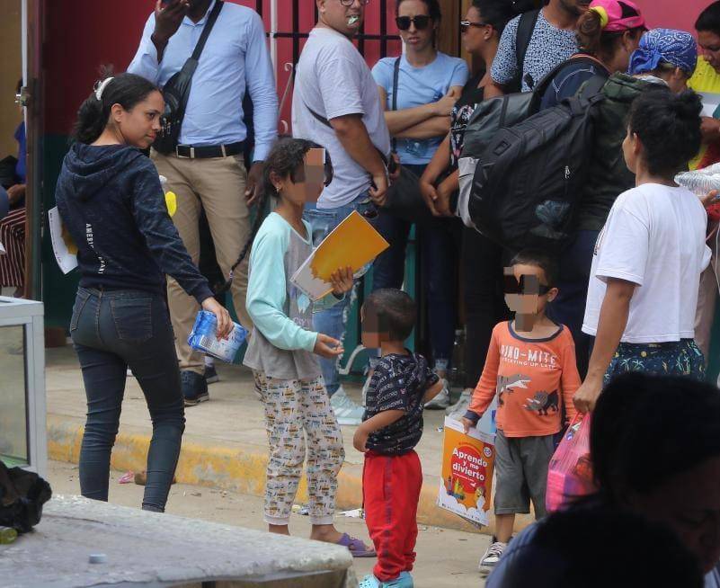 $!Alveliany y su hermanito fueron beneficiados del buen corazón de otros migrantes y hondureños que les aportaron para comida y cuadernos para colorear. Sus padres autorizaron que sus rostros aparecieran en las fotografías.