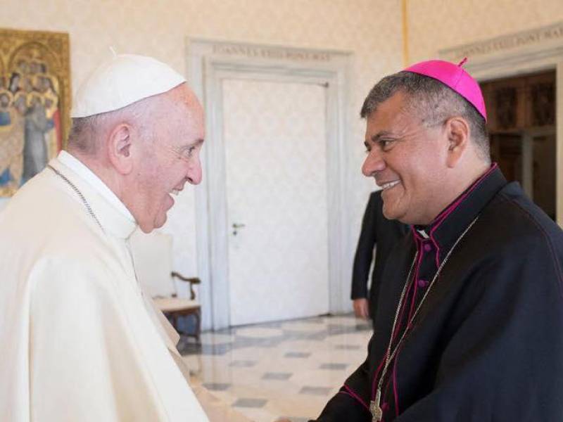 Monseñor José Antonio Canales saludando al papa Francisco. Canales advierte de las acciones de Ortega contra el obispado en Nicaragua.