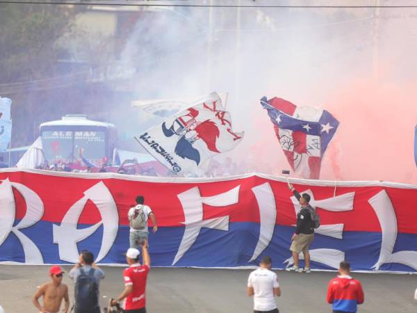 La Ultra Fiel llevó todo el color y ambiente en la previa del Olimpia- Real España. (Fotos David Romero y Mauricio Ayala)