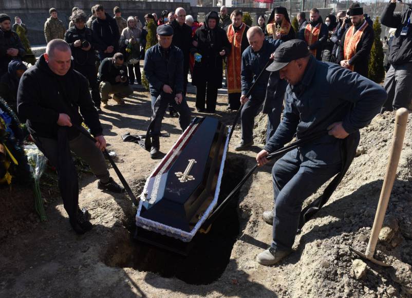 ¡Desgarrador! Decenas de coches en plaza de Ucrania en honor a los bebés muertos en el conflicto