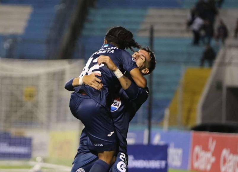 Beso de Auzmendi a aficionada y el niño que debutó con el Motagua