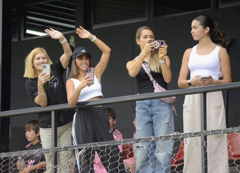 En fotos: Messi y Antonela Roccuzzo causan revuelo en Argentina tras debut de su hijo