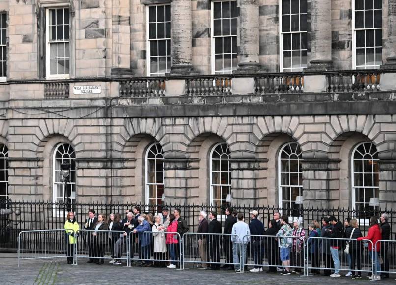 Los británicos comienzan a despedirse de Isabel II en Edimburgo