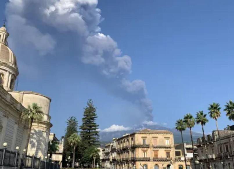 La impactante erupción de Etna, el mayor volcán activo de Europa