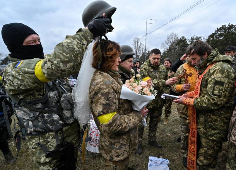 ¡Amor en medio de la guerra! Soldados ucranianos se casan mientras combaten a Rusia