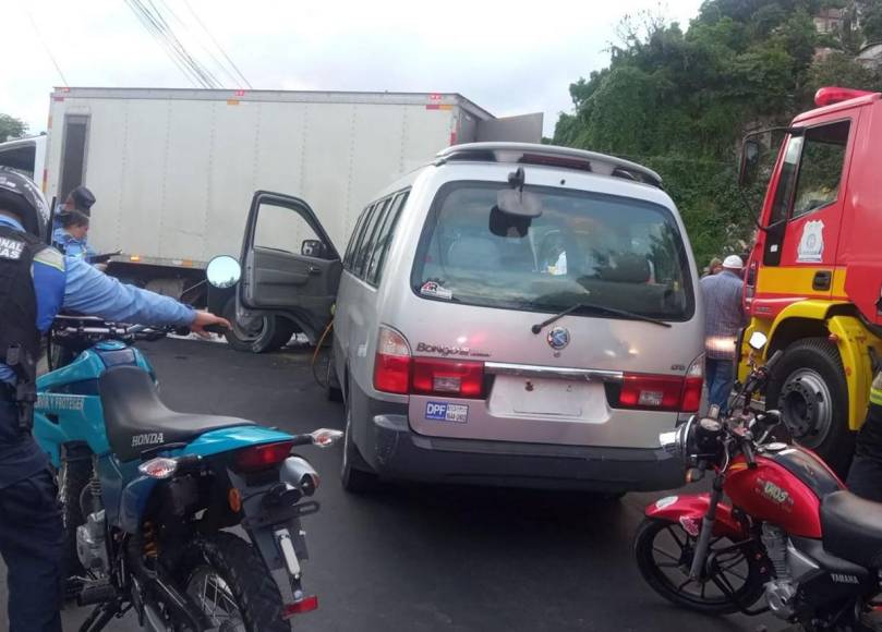 Tres heridos y largas filas tras accidente en bulevar Fuerzas Armadas