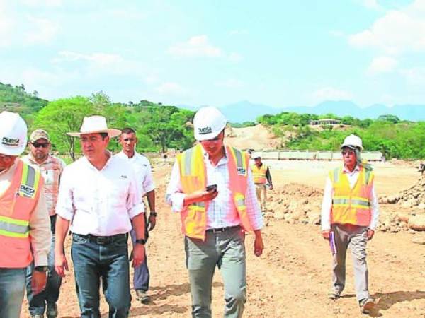 El presidente Juan Orlando Hernández supervisa el tramo carretero del Corredor Seco que unirá Comayagua y La Paz con el sur del país.