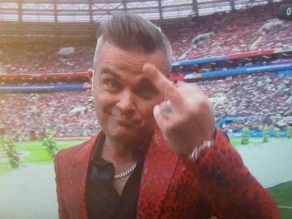 Robbie Williams fue captado por las cámaras haciendo este gesto.