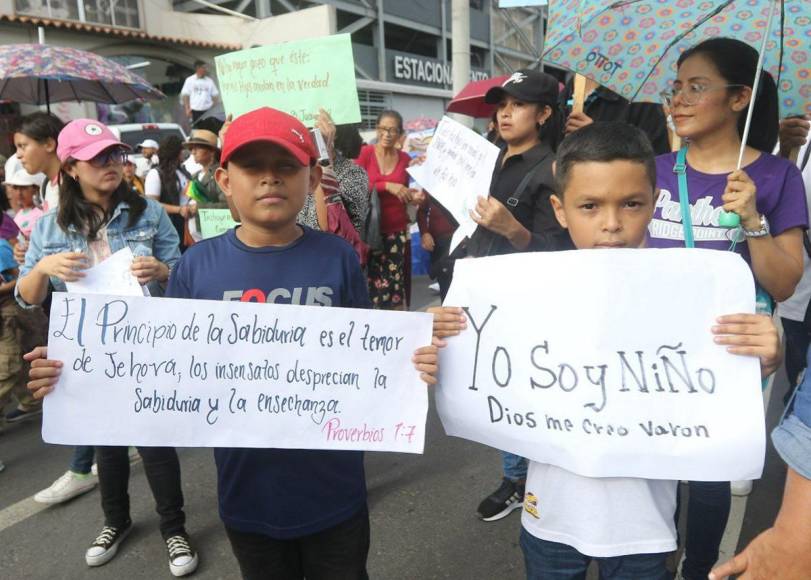 Los mensajes que dejó la masiva marcha en Tegucigalpa “Por nuestros hijos”