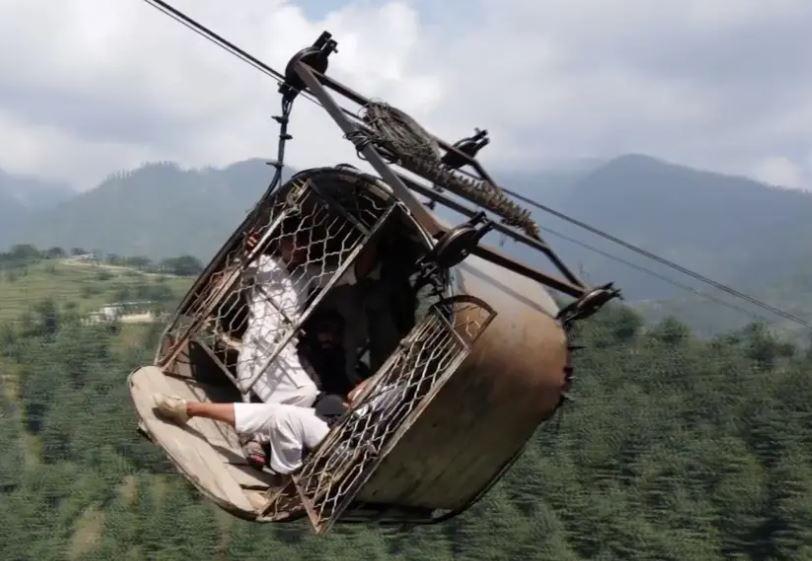 Atrapados en un teleférico y pendiendo de un hilo: el difícil rescate de ocho jóvenes en Pakistán