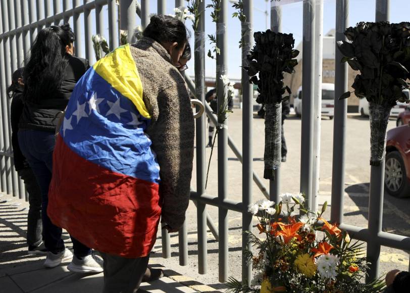 Veladoras y flores en nombre de los migrantes fallecidos en Ciudad Juárez