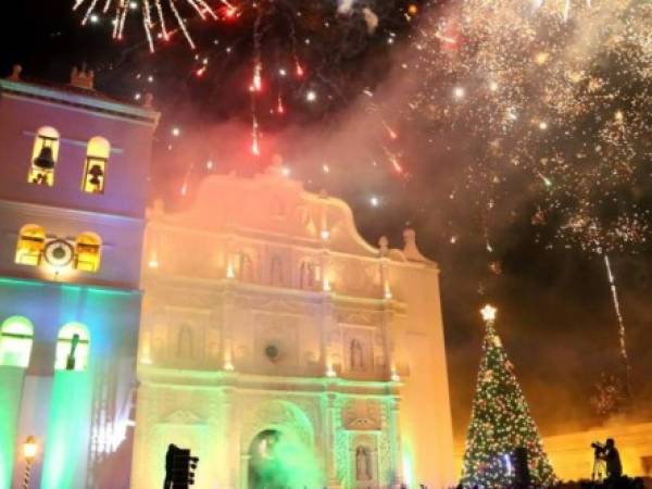 La medianoche del 31 de diciembre es el momento más esperado de las fiestas navideñas, y cada familia se prepara a su manera para recibir el 2017 de la mejor manera. Algunos acostumbran observar pirotecnia a las 12:00 en punto (Foto: Honduras y su cultura/ El Heraldo Honduras/ Noticias de Honduras)