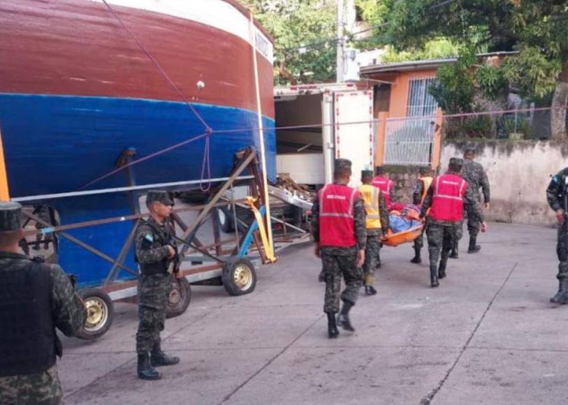 Continúa la odisea de Rosalinda, el velero varado en El Reparto que busca salir al mar