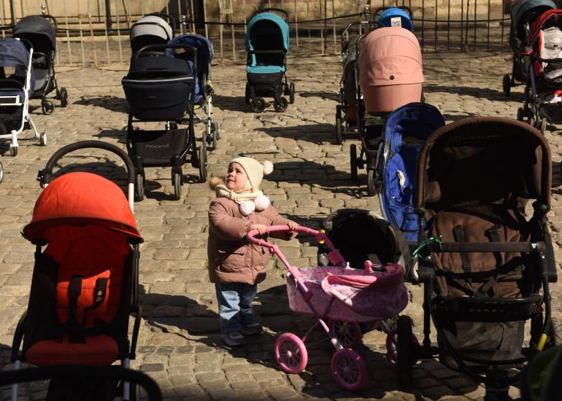 ¡Desgarrador! Decenas de coches en plaza de Ucrania en honor a los bebés muertos en el conflicto