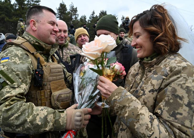 ¡Amor en medio de la guerra! Soldados ucranianos se casan mientras combaten a Rusia