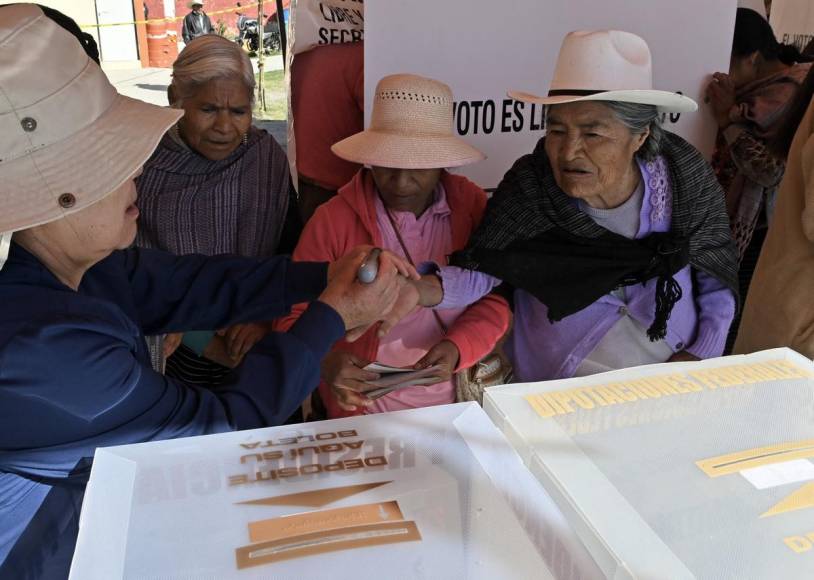 Mexicanos acuden a las casillas a votar en las elecciones 2024