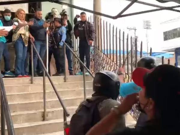 Machetes, tubos de metal y piedras fueron algunos de los objetos que se utilizaron durante el enfrentamiento entre los colectivos de Libre que mantienen cerrados varios centros de salud en la capital.