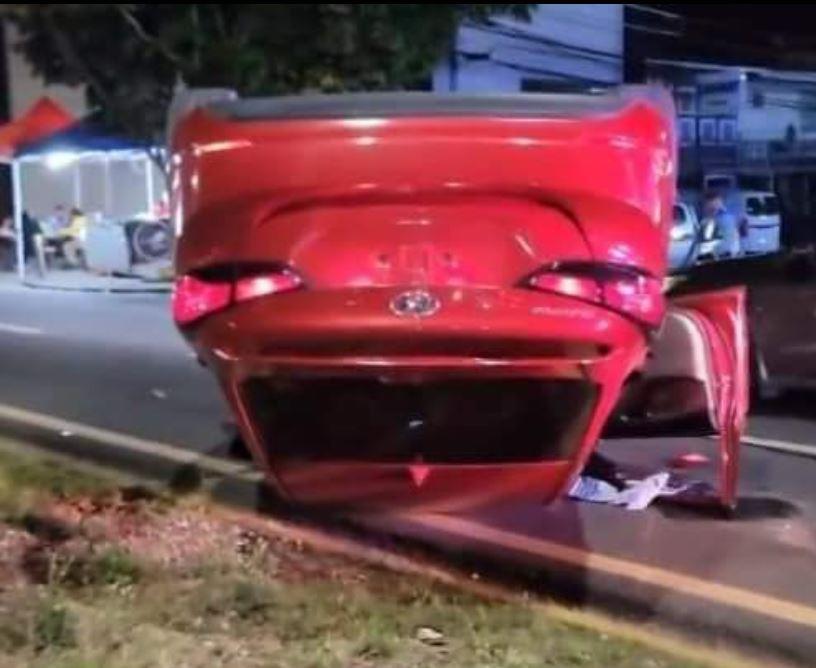 Con golpes leves resultó Cléver Portillo tras volcar su auto en bulevar Morazán