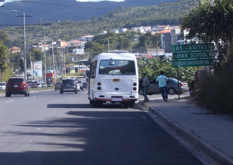 Ni botón de pánico, ni aire acondicionado y mucho menos conductores certificados: así es la realidad de viajar en rapidito en la capital