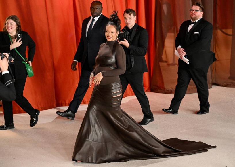 Rihanna deslumbra en la alfombra de los Premios Oscar