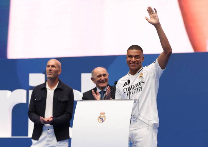 Mbappé imitó a Cristiano Ronaldo en su presentación con Real Madrid y el regalo de Florentino