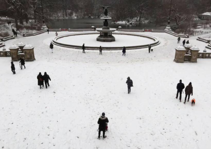 Neoyorquinos viven su primera nevada en los últimos dos años