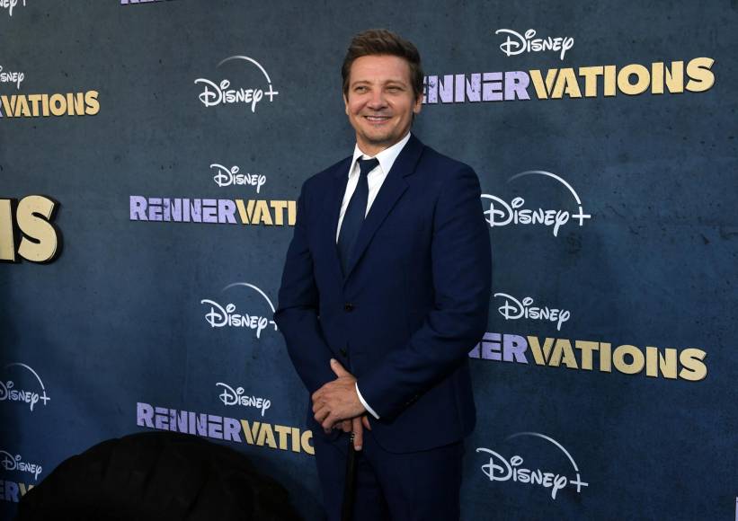 Con bastón, así llegó Jeremy Renner a su primera alfombra roja tras trágico accidente