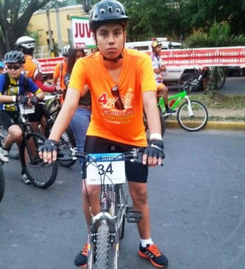 Joven autista es uno de los participantes en la Cuarta Vuelta Ciclística