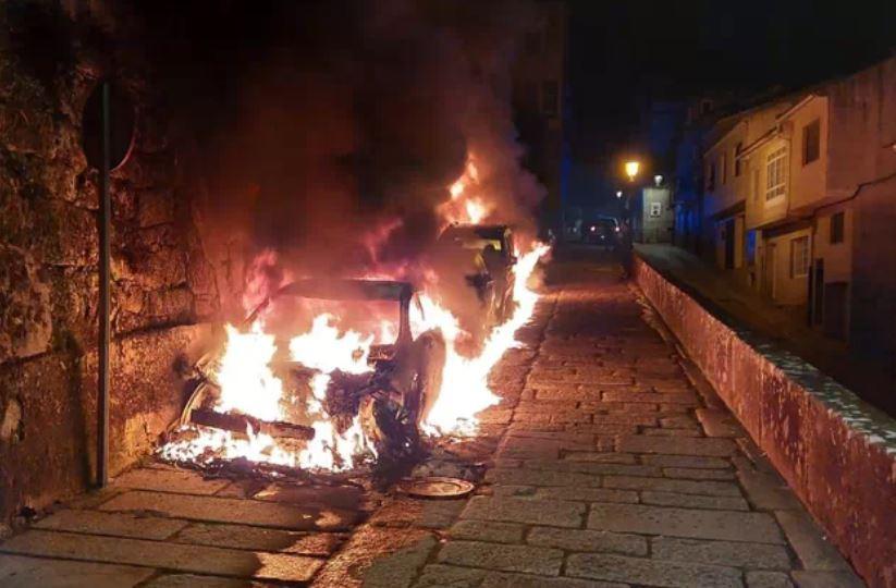 “Pudo haber una tragedia. No tiene perdón”: mujer incendia 21 carros a sus vecinos en España